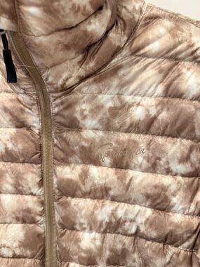 Women's Lightweight Tan Tie-Dye Puffer Jacket with Subtle Script